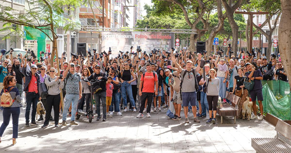 Participantes del concurso de fotografía de Mesa y López en el arranque de la cita.