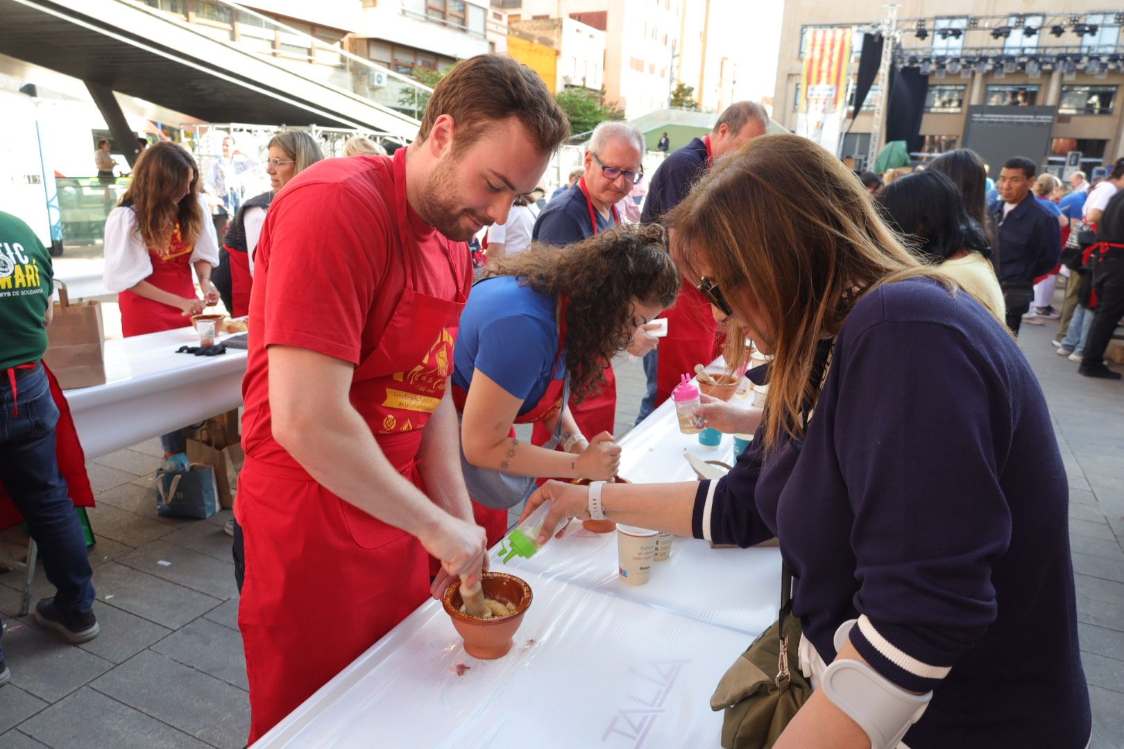FOTOGALERÍA I Las imágenes de la Nit de la Xulla y del encuentro de elaboración de allioli de las fiestas de Vila-real