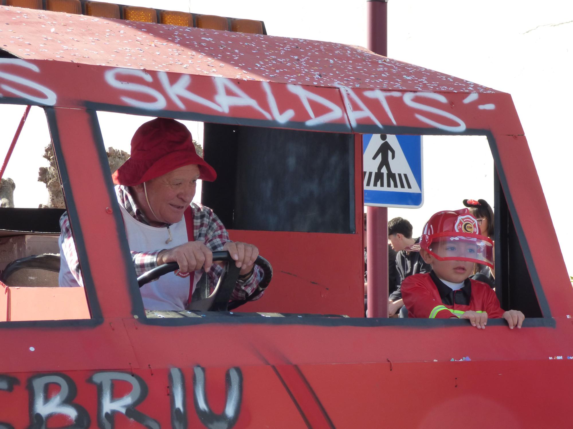 L'Escala vibra amb una rua de carnaval carregada d'imaginació