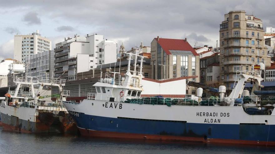 Arrastreros amarrados en el puerto de O Berbés, ayer.