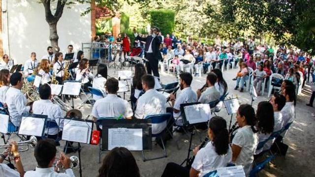 Las bandas ponen la música en cada rincón de la ciudad