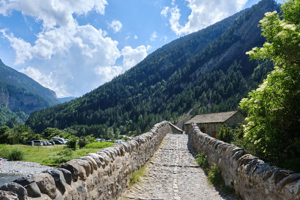 El puente medieval sobre el río Ara