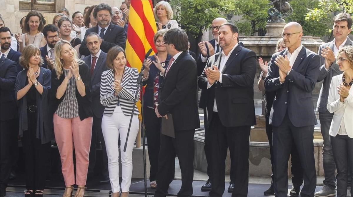 El ’president’ Carles Puigdemont, junto a su Govern, en el anuncio de la fecha y la pregunta del referéndum, en el Palau de la Generalitat.
