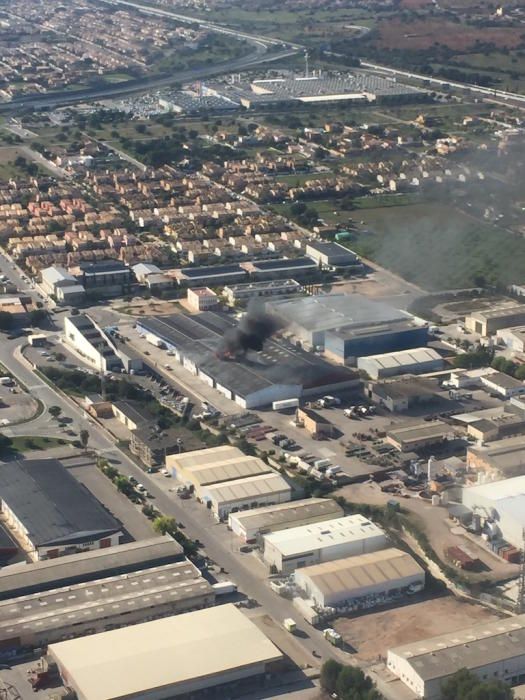 El incendio del polígono de Marratxí, visto desde el aire