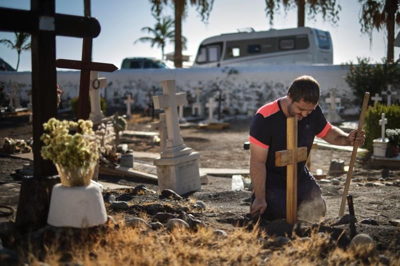 Cruces nuevas en el cementerio viejo de San Andrés