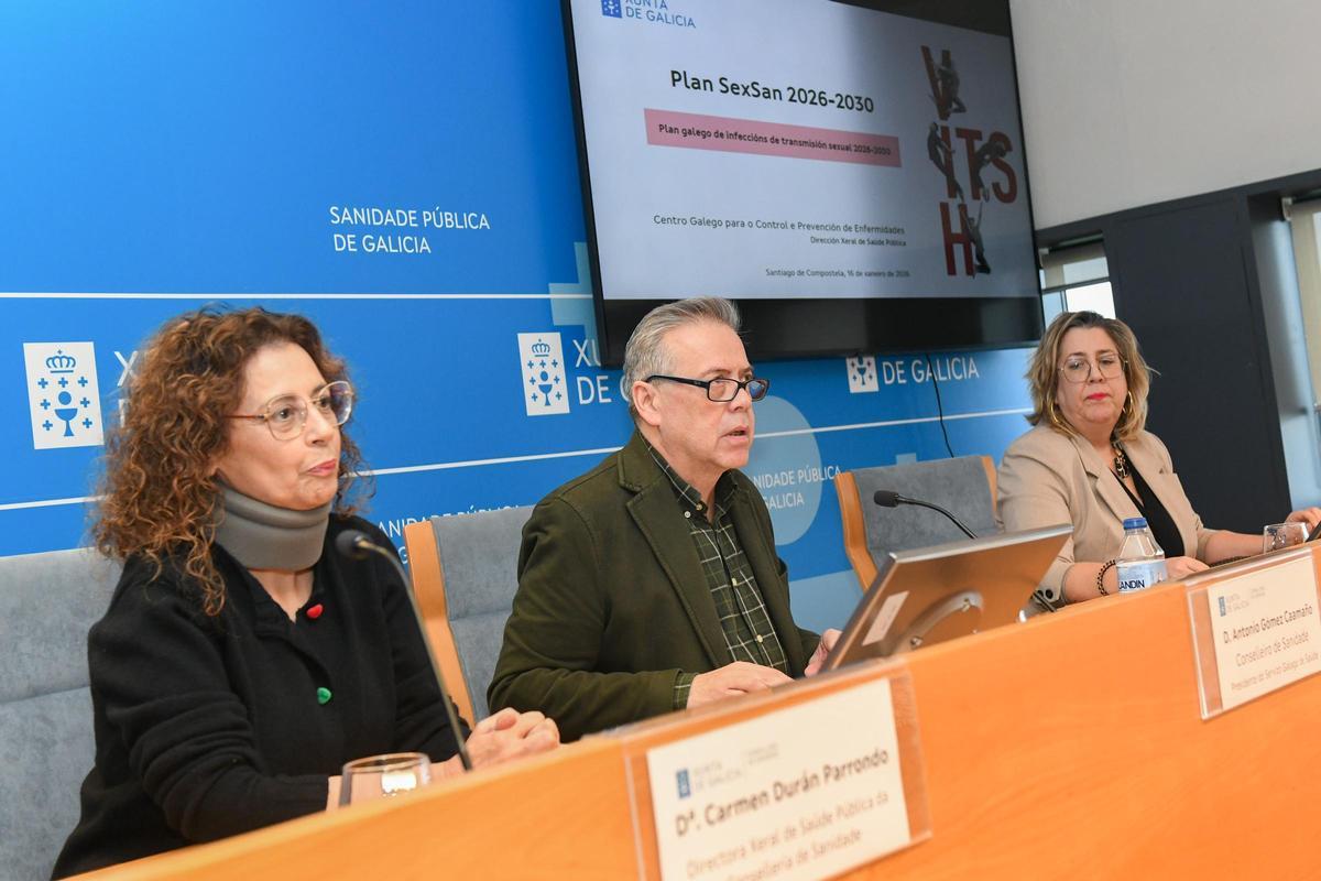 Carmen Durán y Antonio Gómez Caamaño y la directora del Cegace, Carmen Piñeiro, esta mañana, en rueda de prensa