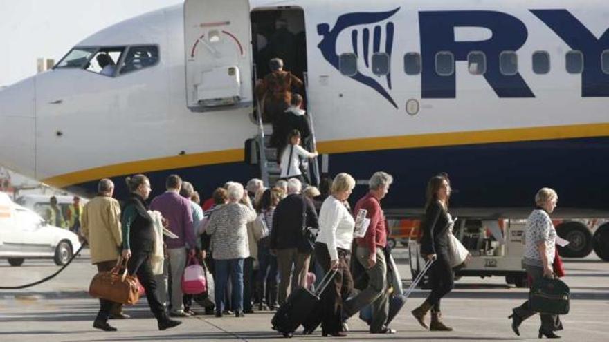 Pasajeros embarcando a pie en un avión de Ryanair en El Altet en una imagen tomada el pasado noviembre.