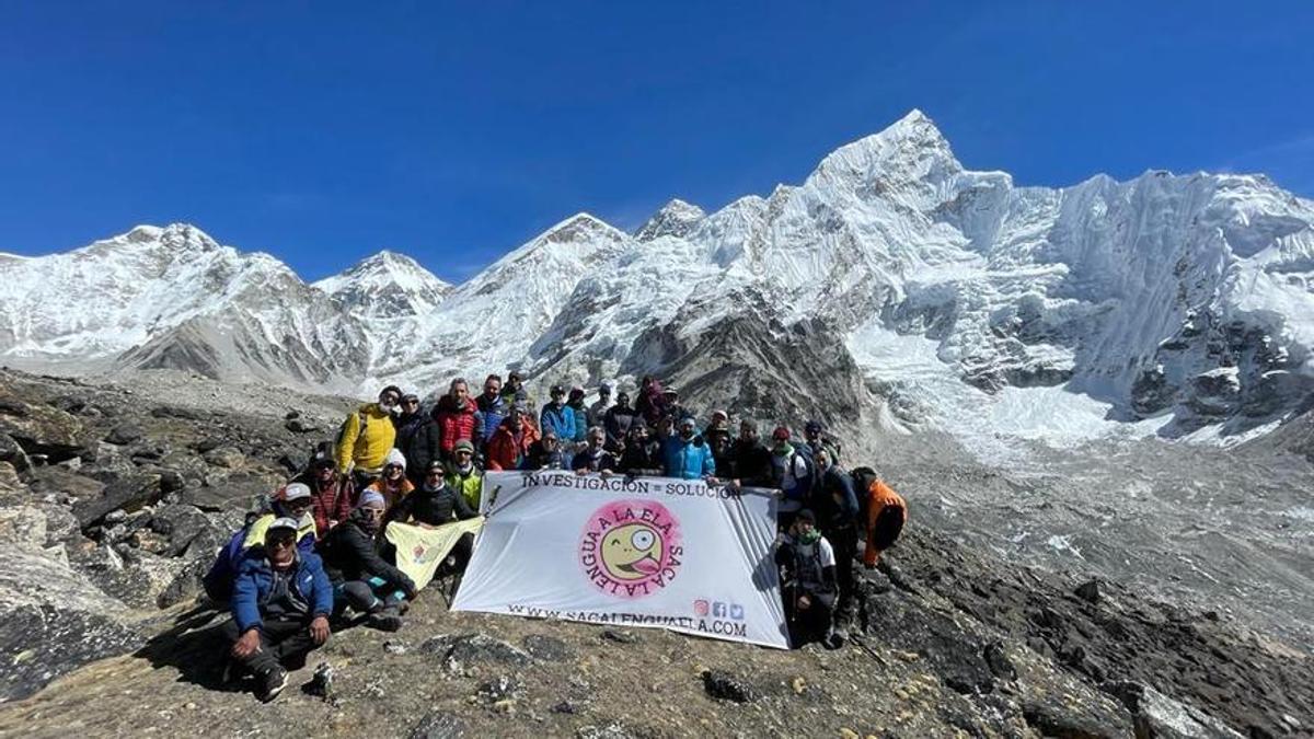 Expedición que ha acompañado a Miguel Ángel Roldán en su reto en el Everest con la bandera de Saca la Lengua a la ELA.