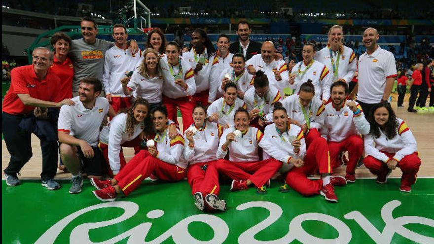 Jugadoras y cuerpo técnico de la selección española de baloncesto femenino.