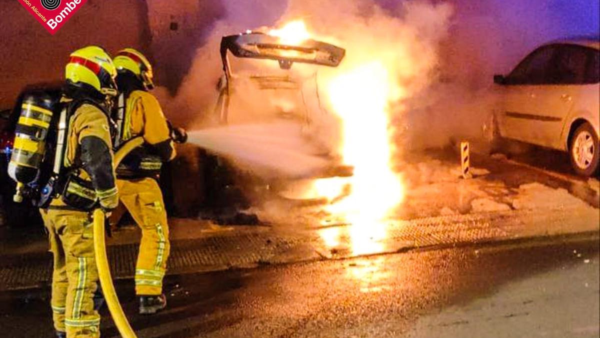 Bomberos sofocan el fuego del vehículo siniestrado en Benidorm.