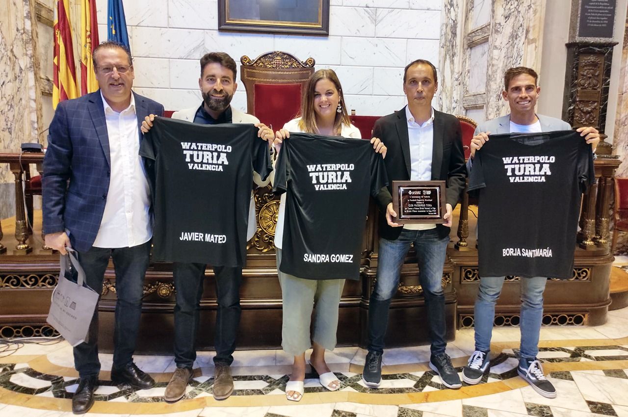 La vicealcaldesa de València y concejala de Desarrollo Urbano, Sandra Gómez, y el concejal de Deportes, Javier Mateo, han participado esta mañana en el homenaje que ha organizado el Ayuntamiento de València al club Waterpolo Turia