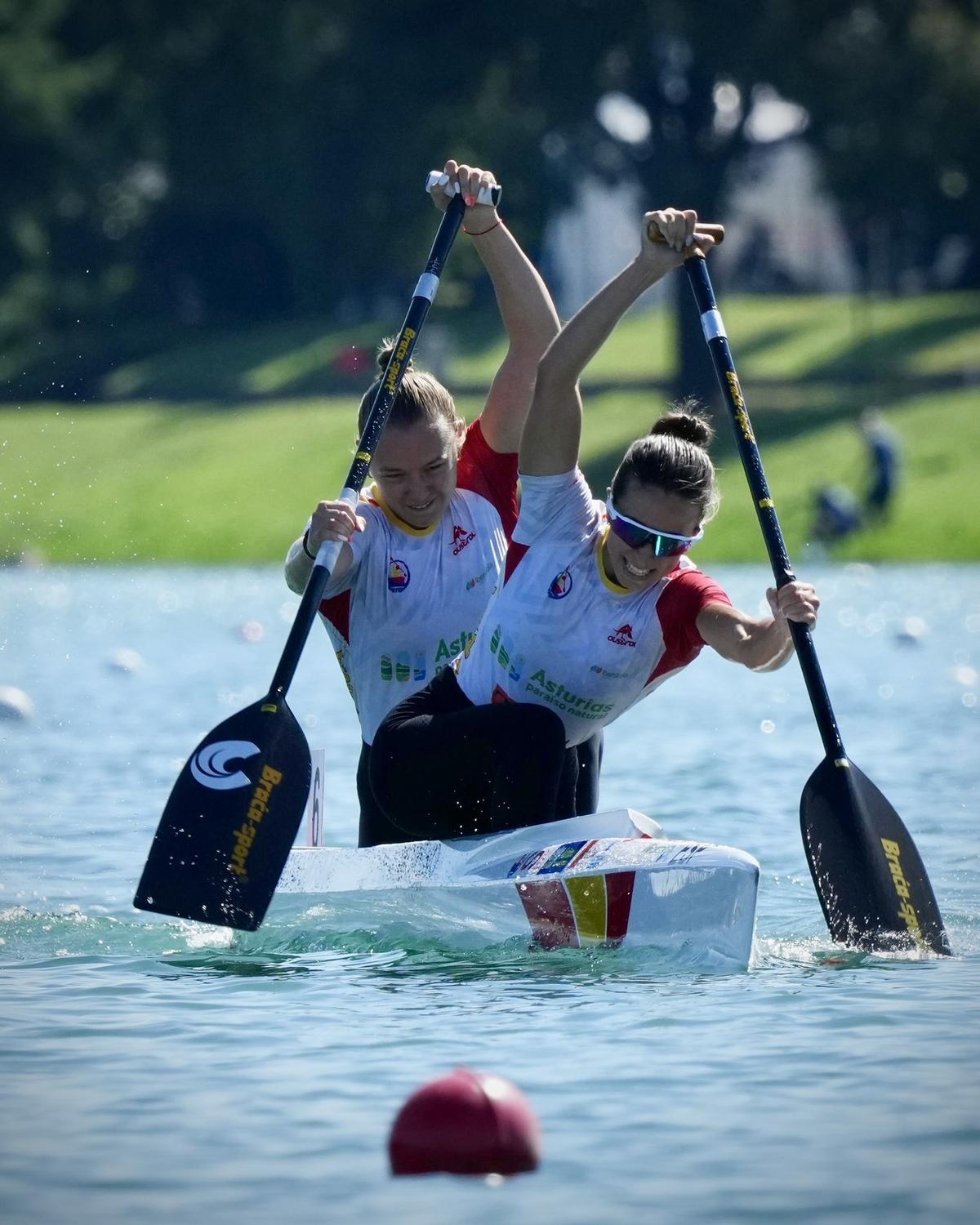 Maria dels Àngels Moreno con Viktoriia Yarchevska, en el C2 500 de este viernes.
