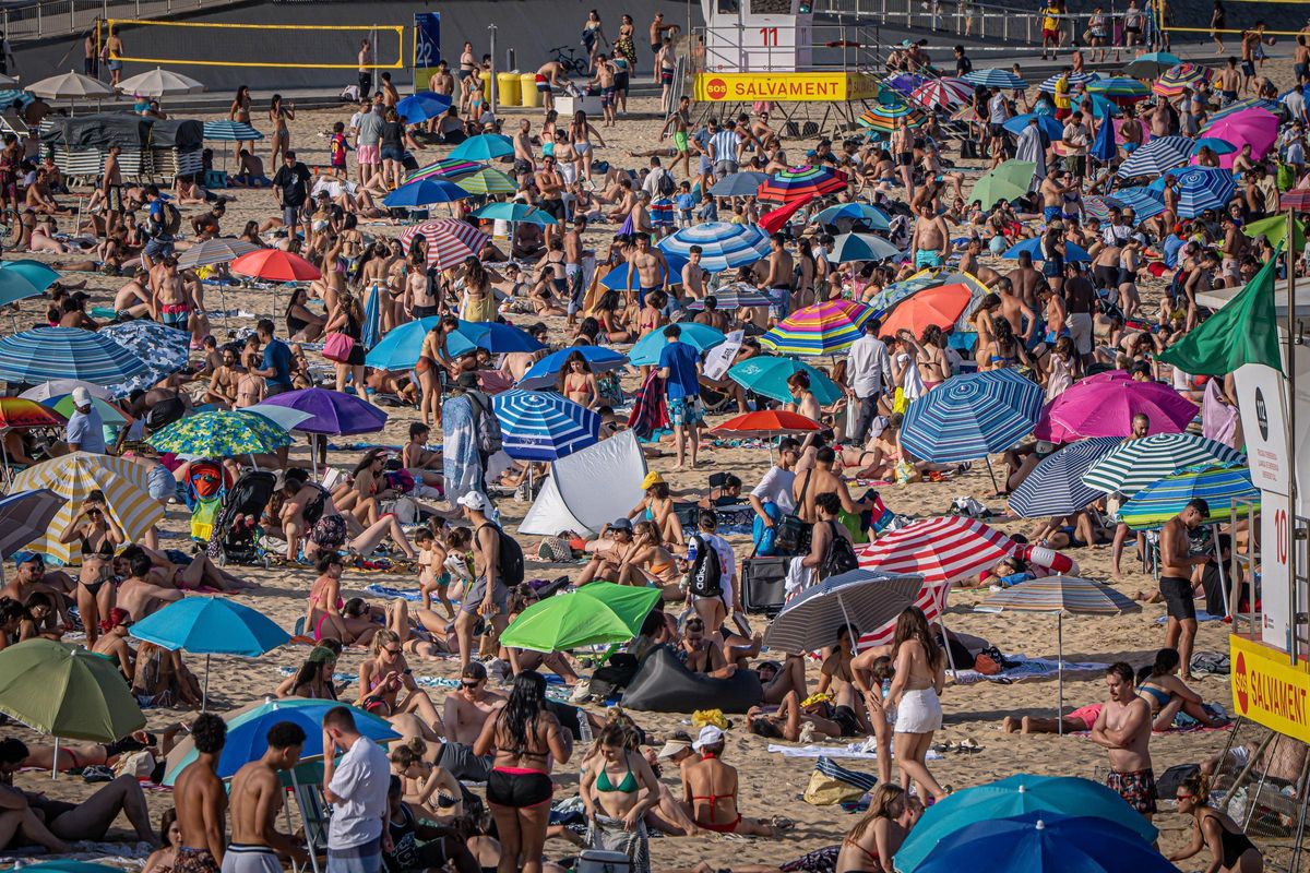 Barcelona recupera el ritmo normal en sus playas después de la verbena de Sant Joan
