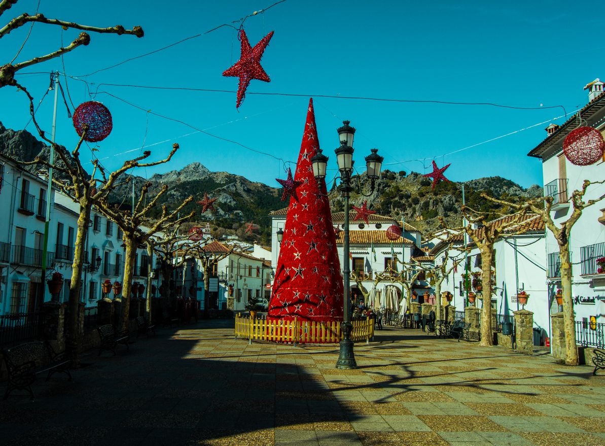 El pueblo de Grazalema engalanado para Navidad