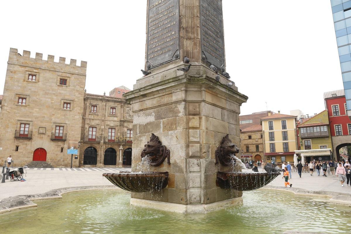 Las fuentes de Gijón renacen y los barrios lo agradecen: “Dan una imagen muy buena de la ciudad”