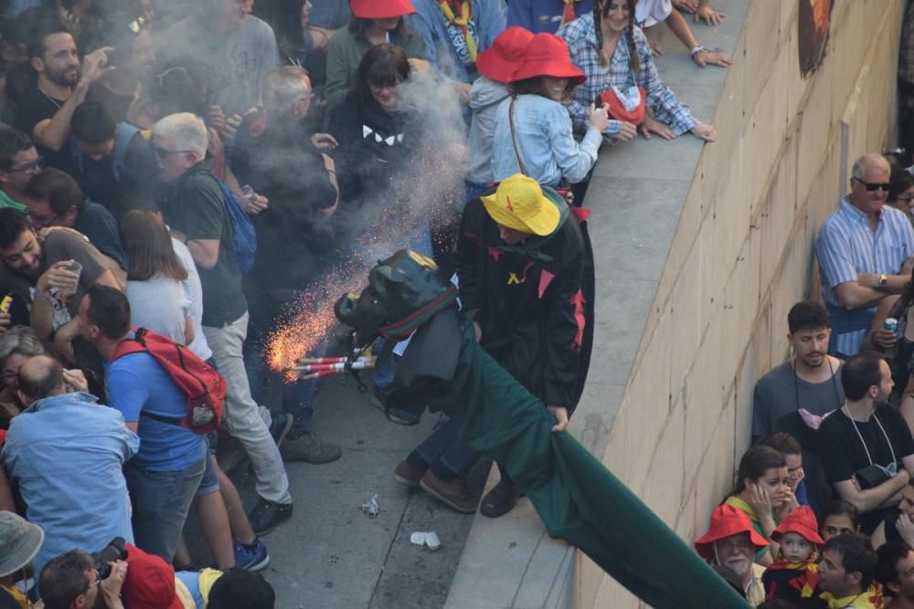 La plaça de Sant Pere s'omple en l'inici de la darrera passada de la Patum