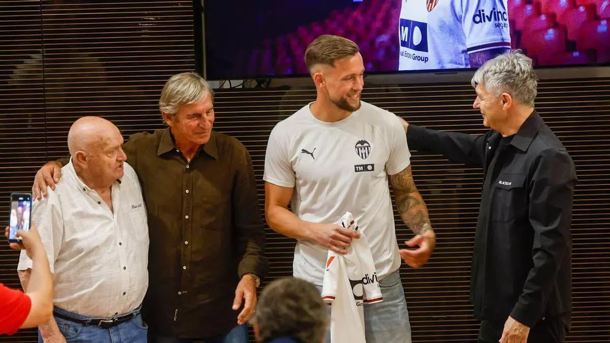 Miguel Tendillo da la enhorabuena a De Haas junto a Guillot y Bossiocon el Valencia CF