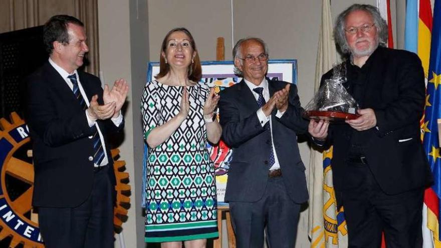 Antón Pulido recoge el premio en presencia de Caballero, Ana Pastor y José Carlos Álvarez. // R. Grobas