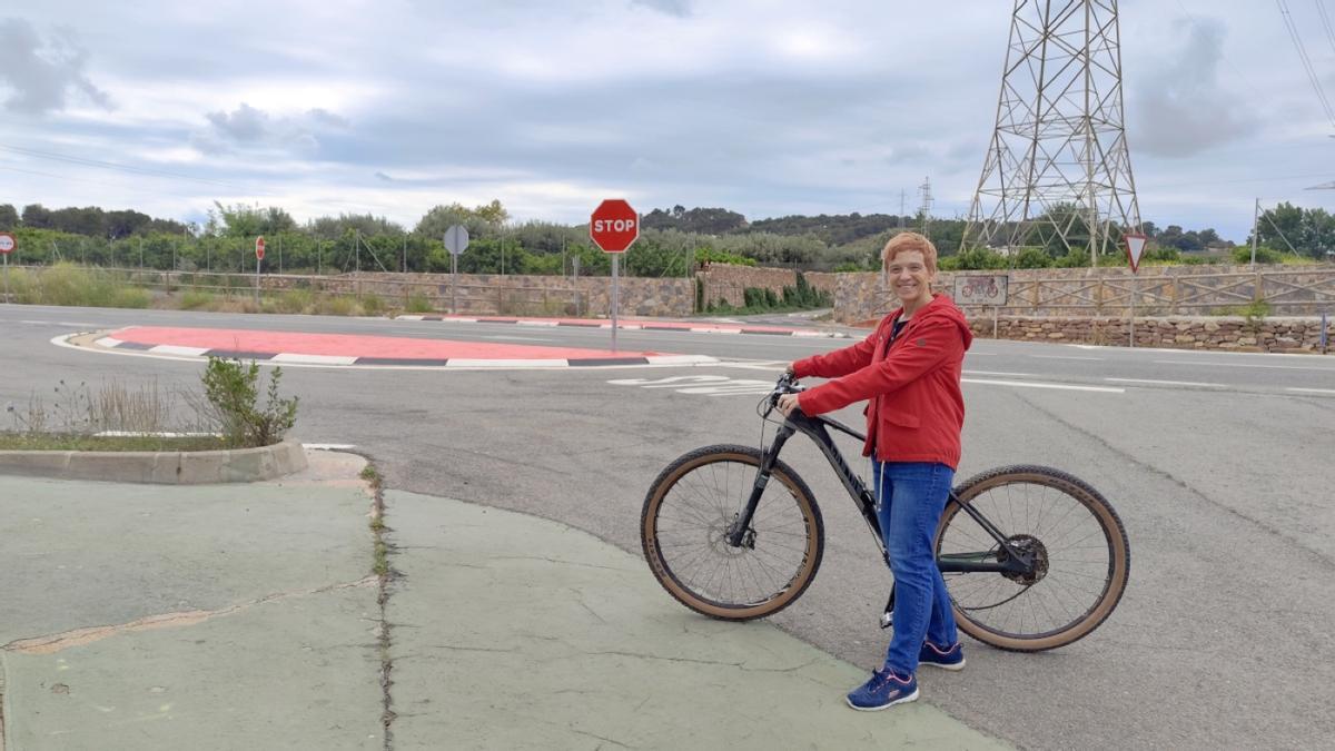 La concejala Maria Josep Soriano en el punto propuesto para la conexión.