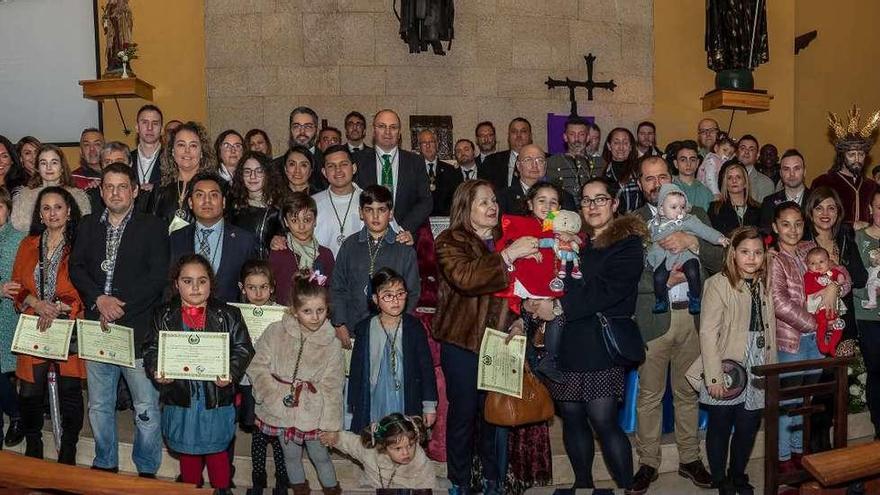 Foto de familia de los nuevos hermanos de los Estudiantes, ayer, en la iglesia de San Francisco Javier de la Tenderina.