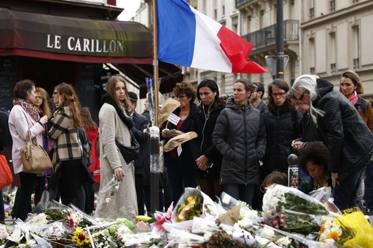 Homenaje a las víctimas frente a los restaurantes Le Petit Cambodge y Le Carrillon, dos de los escenarios de los atentados.