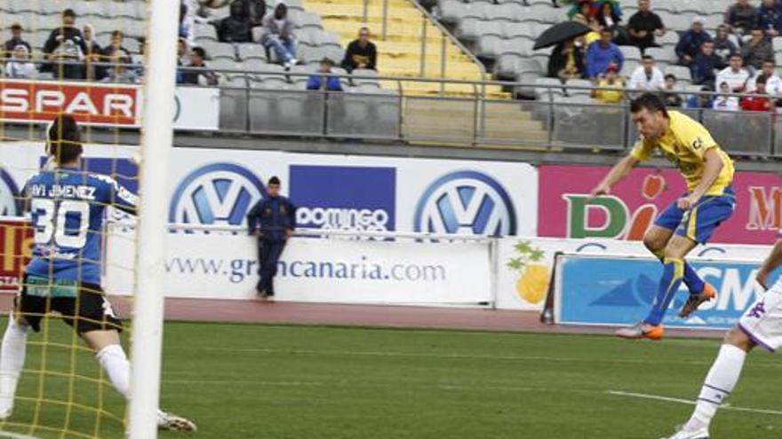 Josico, en el momento de conectar de cabeza el centro de Pedro Vega que supuso el primer gol de la UD Las Palmas, al filo del descanso. i JOSÉ CARLOS GUERRA