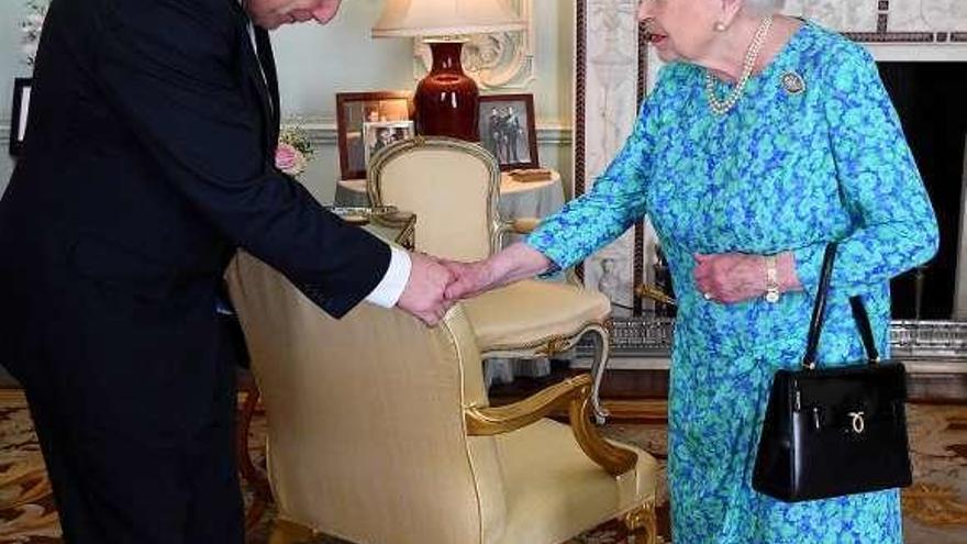 Johnson se inclina ante la reina Isabel II en Buckingham Palace. // Reuters