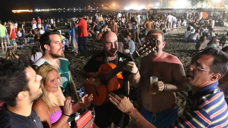 Un grupo de amigos en una noche de San Juan en Málaga. | L.O.