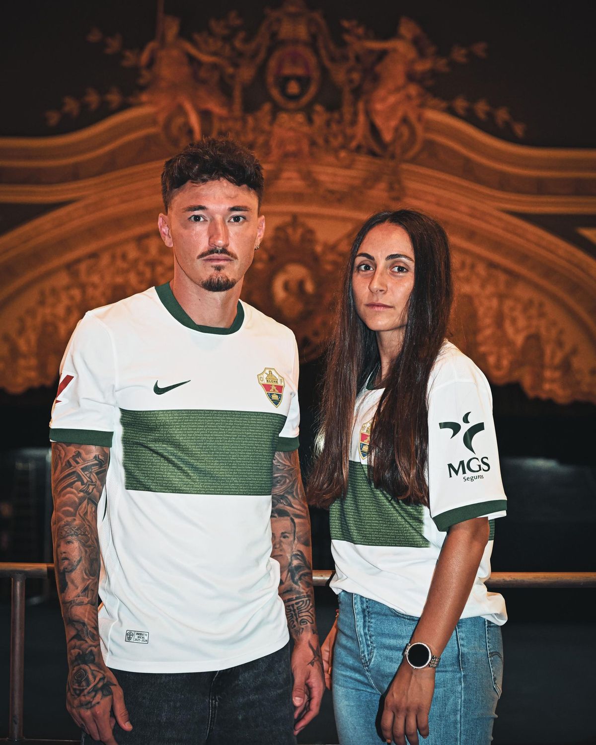 Josan y Sara Micó con la nueva camiseta.