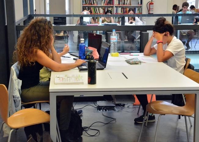 ESTUDIANTES BACHILLERATO PREPARANDO LA PAU