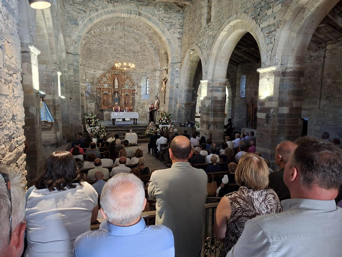 En imágenes: La iglesia de Santa María, en Villanueva, se llena para dar el último adiós a Enrique López En imágenes: La iglesia de Santa María, en Villanueva, se llena para dar el último adiós a Enrique López