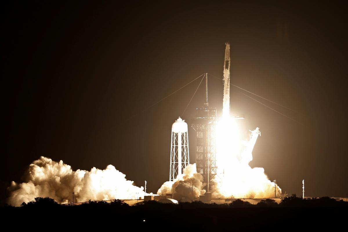 S’enlaira la primera missió tripulada de SpaceX amb un coet reutilitzat