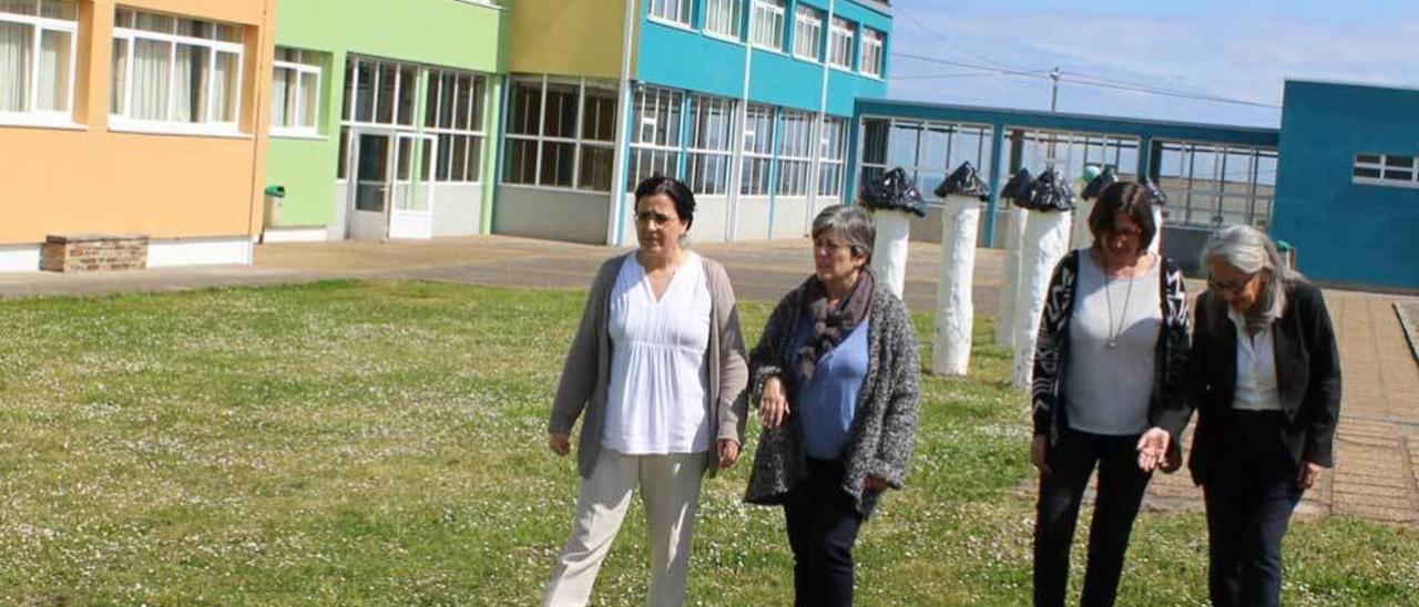 M.ª Cruz García, Begoña Jiménez, Teresa Martín y Amparo Tomé, ayer, en el patio escolar de Tapia.