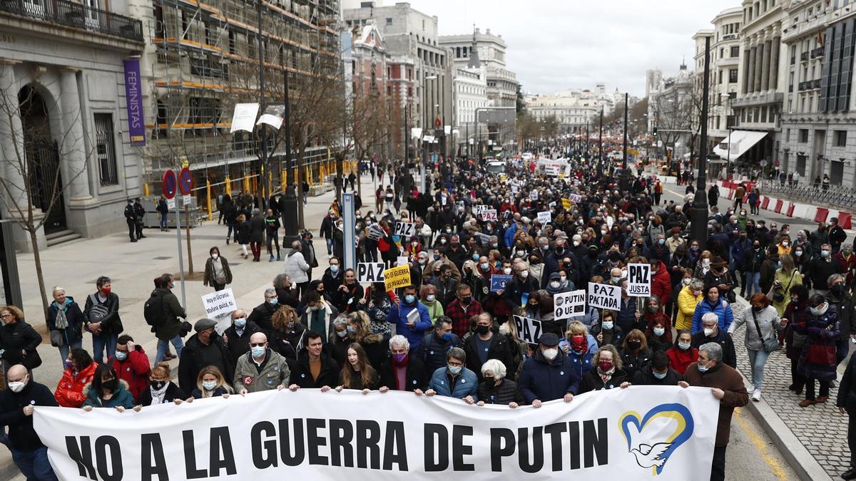 Cientos de personas se manifiestan en Madrid contra la guerra en Ucrania