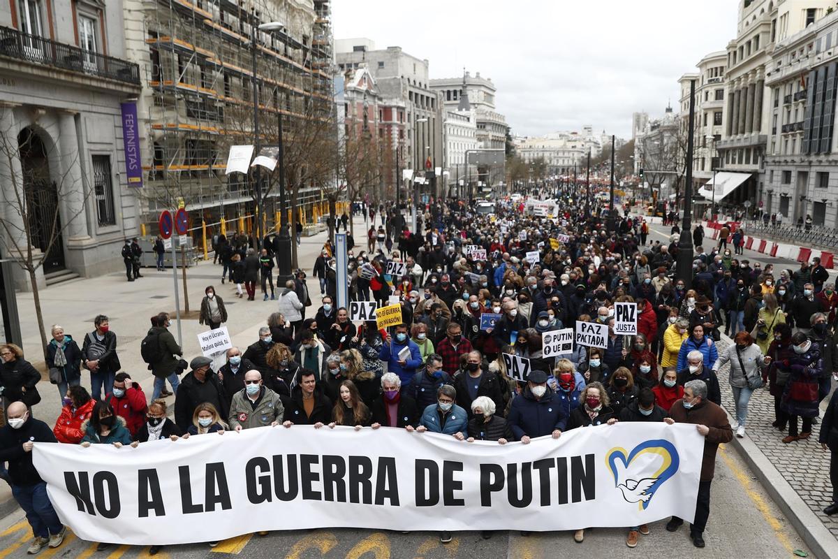 Cientos de personas se manifiestan en Madrid contra la guerra en Ucrania