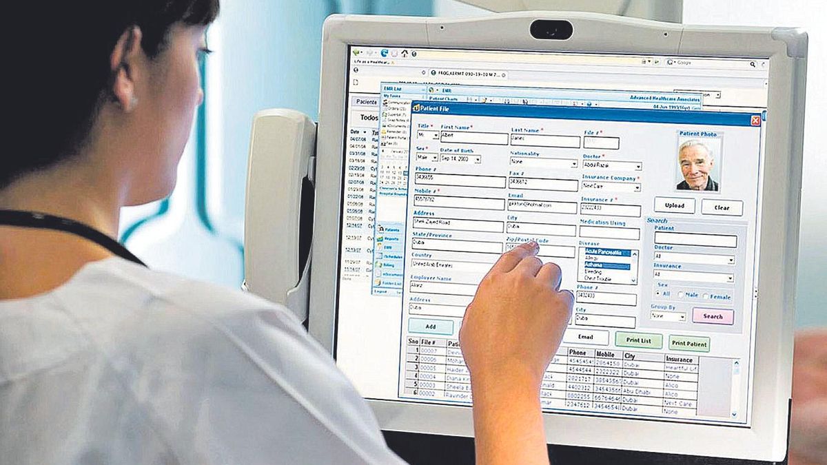 Una doctor accede al historial clínico de un paciente.