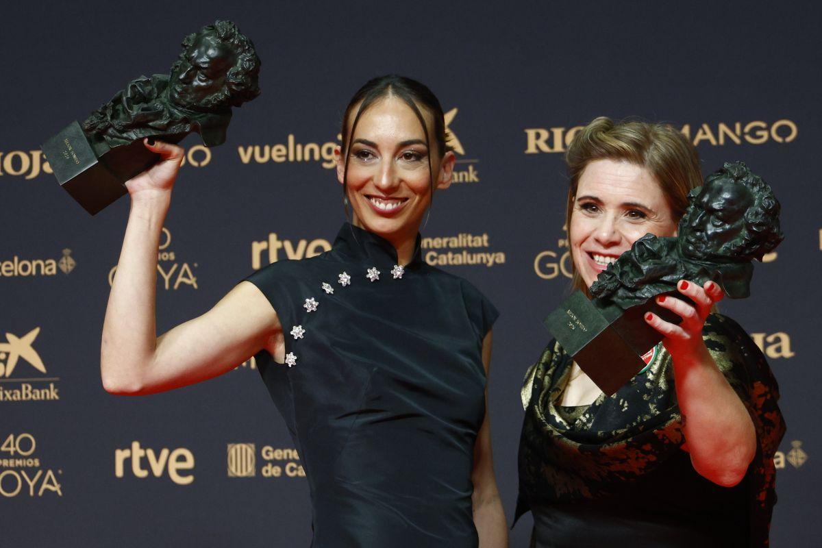 Laia Casanovas y Yasmina Praderas (dcha), este sábado con sus Premios Goya.