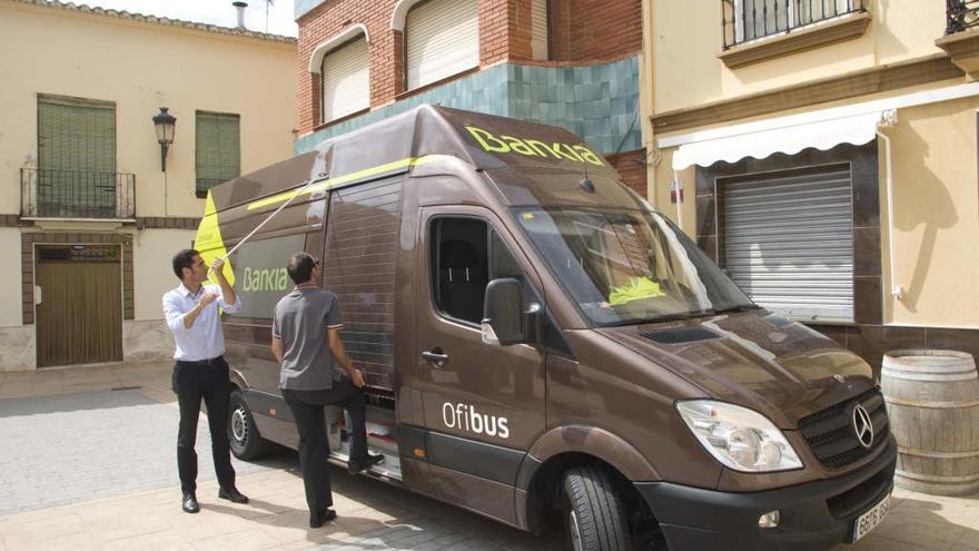 Un ofibus de Bankia en Algimia de Alfara