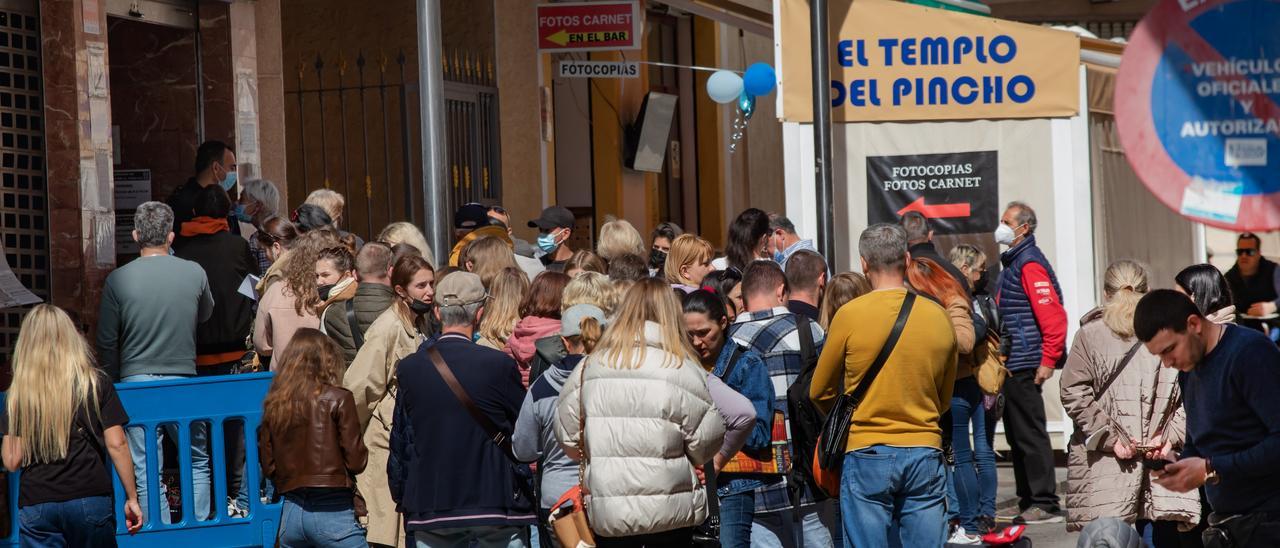 Refugiados ucraniamos esperando turno en la oficina de extranjería de Torrevieja