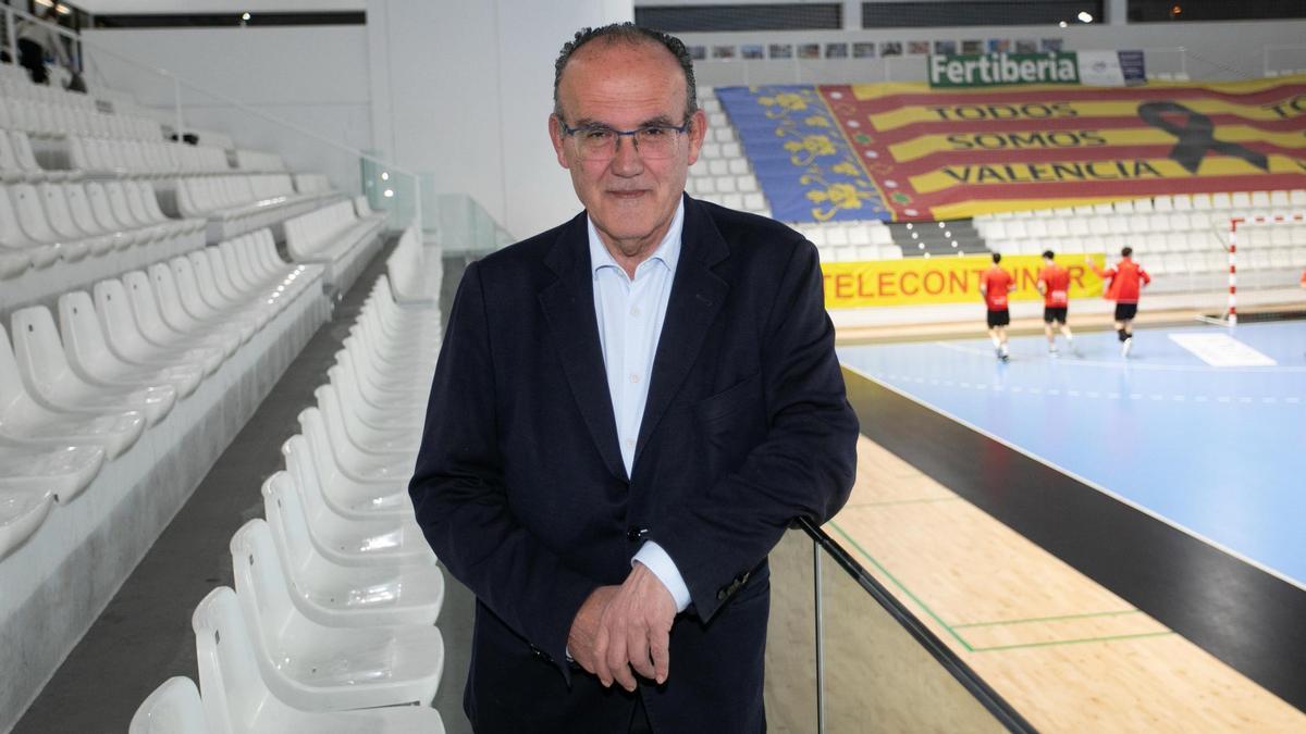Carlos Argente en el pabellón polideportivo dle Port de Sagunt.