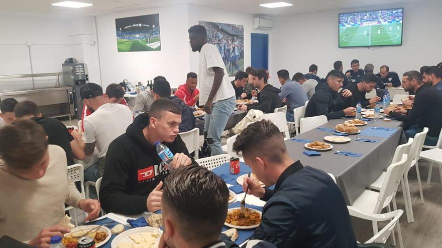 Jugadores y cuerpo técnico hicieron una comida conjunta ayer en el Estadio de Atletismo.