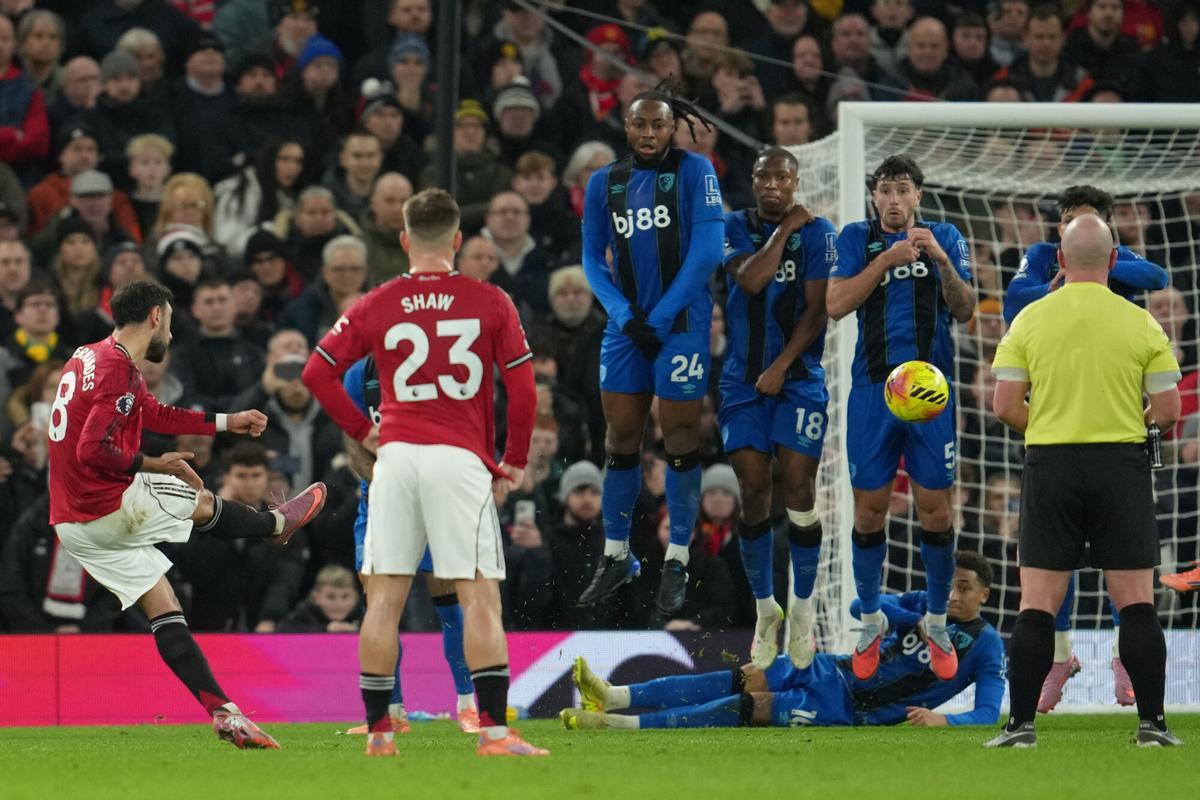 Manchester United's Bruno Fernandes scores from a free kick during a Premier League soccer match between Manchester United and Bournemouth in Manchester, England, Monday, Dec. 15, 2025. (AP Photo/Jon Super)