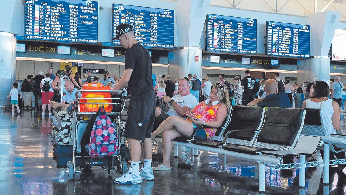 Viajeros en el aeropuerto de Gran Canaria antes de coger el vuelo de regreso a sus países tras las vacaciones.