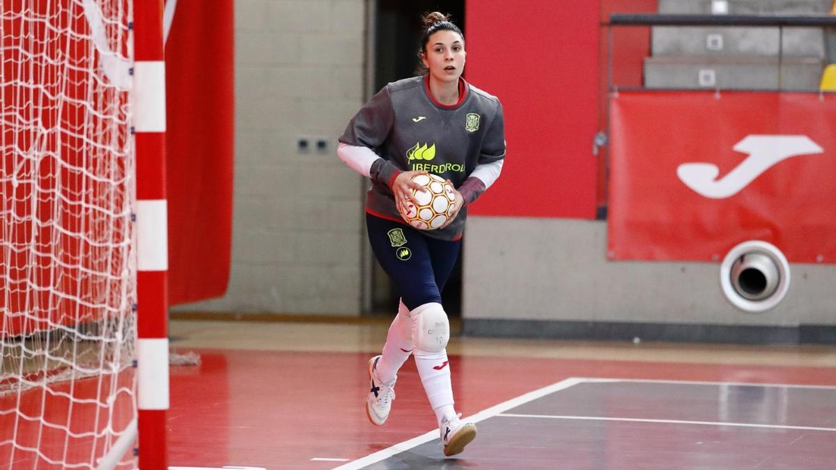 Cristina García, con el balón en un partido de la selección nacional de fútbol sala.