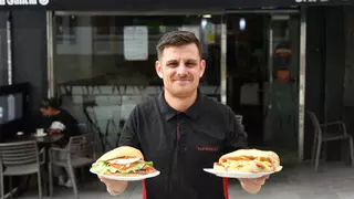 Hostelería que no cierra cocinas en A Coruña: "Aquí nunca falta una tapa en la mesa"