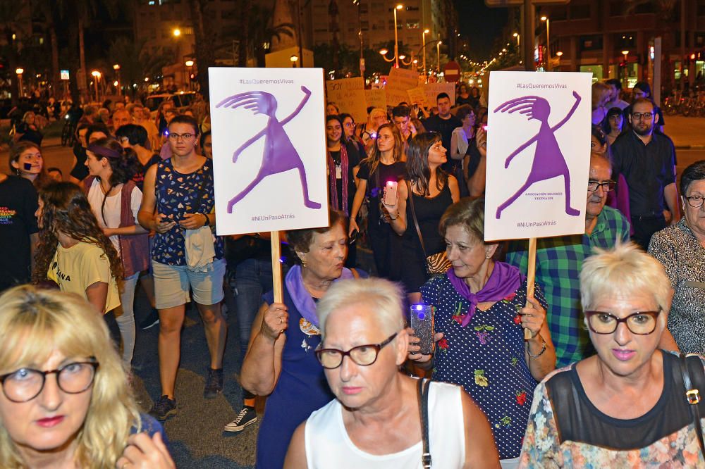 “No es no, lo demás es violación” y “La tumba del machismo, Alicante será”, son algunas de las consignas que se escuchado por las calles de la ciudad