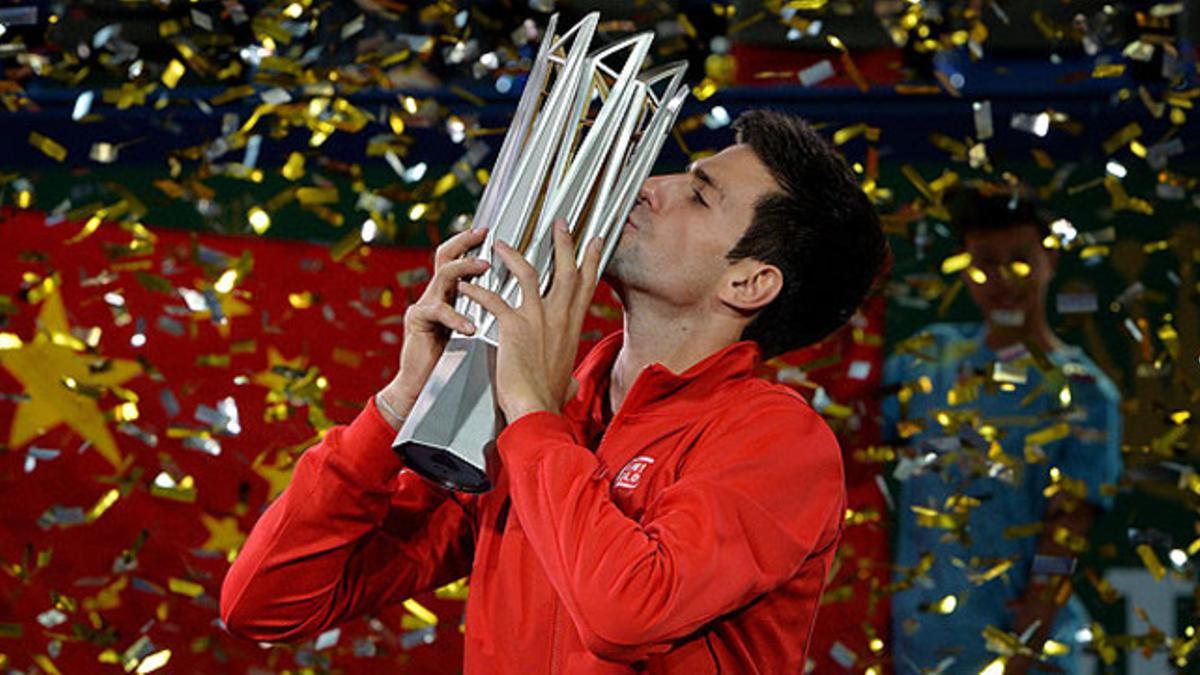 Novak Djokovic, con el trofeo que lo acredita como ganador del Masters 1.000 de Shanghái