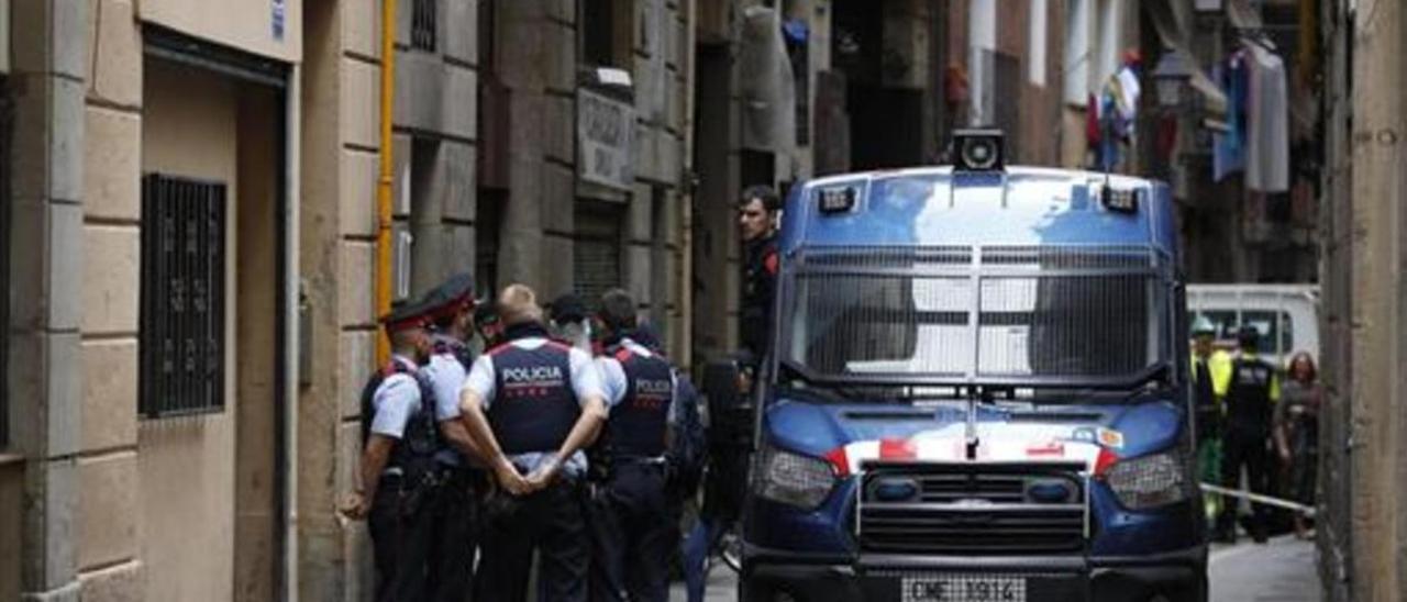 fectivos de los Mossos ante un edificio en el que hay un piso ocupado por narcotraficantes, en el Raval de Barcelona, en una imagen de archivo.