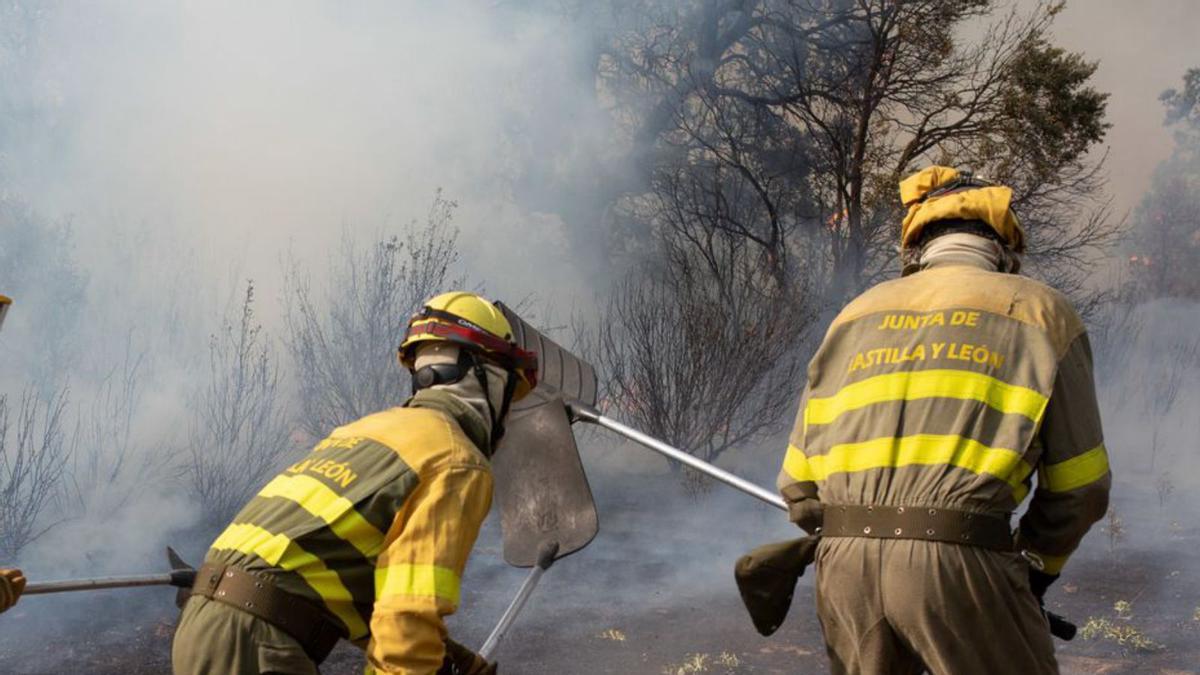 El fuego se cobra una segunda vida, y obliga al desalojo de 5.500 vecinos en 32 pueblos