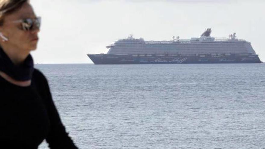 Tres cruceros permanecen en Palma con miles de pasajeros confinados dentro